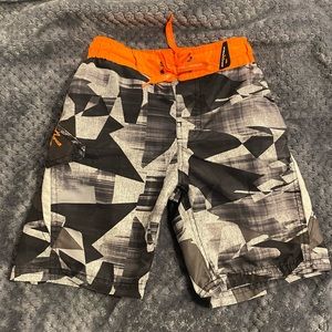 GC boys black and white and orange swim trunk SzS 5/6